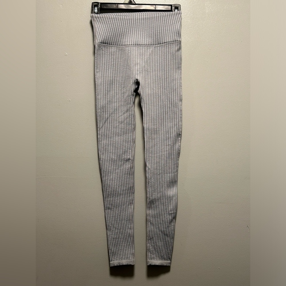 Fabletics High Waisted Seamless Ribbed Leggings         Arctic Grey   Size XS